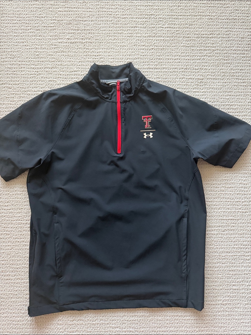 TexasUnder Armour Men’s Black Short-Sleeve Quarter-Zip Pullover with Red Accents